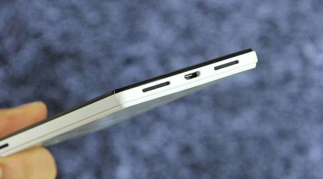 Cạnh đáy bố trí 2 loa ngoài và cổng sạc MicroUSB Cạnh đáy bố trí 2 loa ngoài và cổng sạc MicroUSB