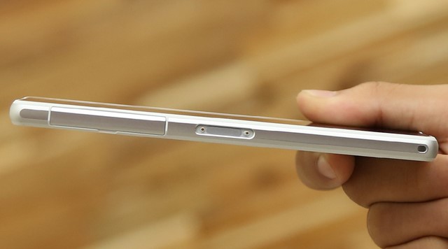 Cạnh trái là vị trí của cổng kết nối MicroUSB, khe cắm sim được bảo vệ bằng một nắp đậy chung tinh tế và chân cắm sạc – thiết kế truyền thống trên các sản phẩm chống nước của Sony Cạnh trái là vị trí của cổng kết nối MicroUSB, khe cắm sim được bảo vệ bằng một nắp đậy chung tinh tế và chân cắm sạc – thiết kế truyền thống trên các sản phẩm chống nước của Sony