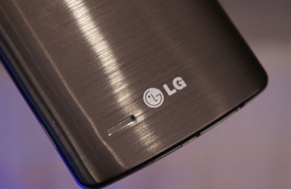 Lớp vỏ nhựa cho cảm giác chắc tay LG G3 rear key