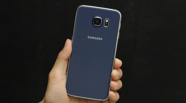 Mặt sau của Samsung Galaxy S6 gồm camera chính 16MP, cụm đèn Flash và cảm biến đo nhịp tim Mặt sau của Samsung Galaxy S6 gồm camera chính 16MP, cụm đèn Flash và cảm biến đo nhịp tim