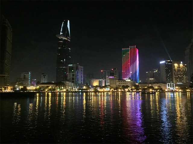 Ảnh chụp buổi đêm quang cảnh thành phố (Ảnh: Phan Trai Úc) Ảnh chụp buổi đêm quang cảnh thành phố (Ảnh: Phan Trai Úc)