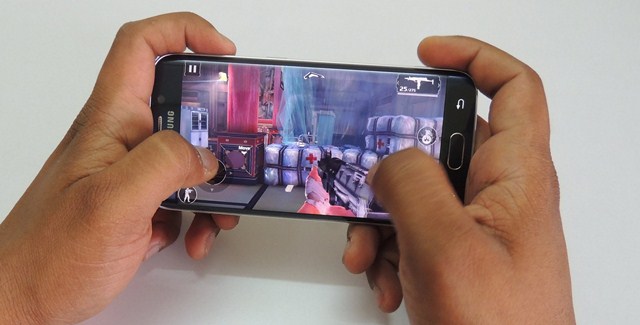 Màn hình kích thước 5.1 inch, sử dụng công nghệ Super AMOLED cùng chip đồ họa Mali-T760 để có thể gánh video định dạng 2K Màn hình kích thước 5.1 inch, sử dụng công nghệ Super AMOLED cùng chip đồ họa Mali-T760 để có thể gánh video định dạng 2K