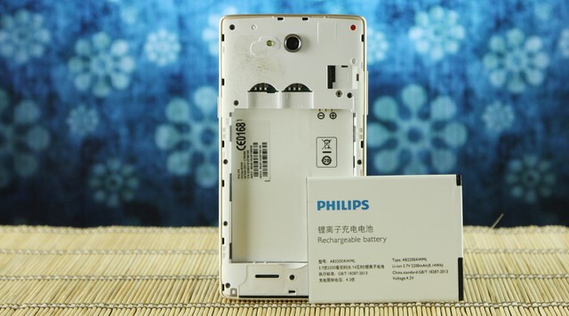 Pin rời của Philips W3500 có dung lượng lên tới 2200mAh Pin rời của Philips W3500 có dung lượng lên tới 2200mAh