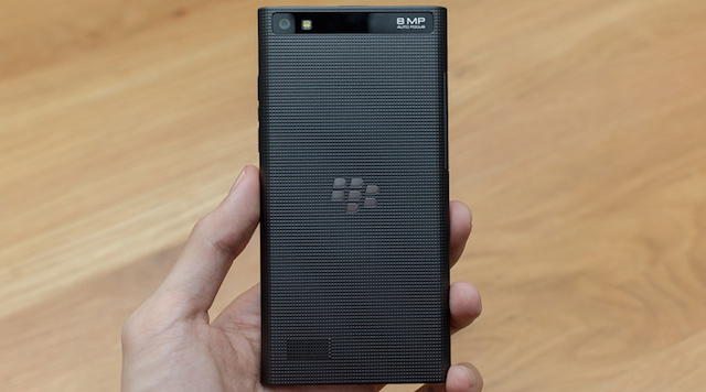 Mặt sau của Leap có những ô vuông nhỏ, rất giống với chiếc BlackBerry Z3 trước đây. Thân máy liền khối, không thể tháo nắp lưng.