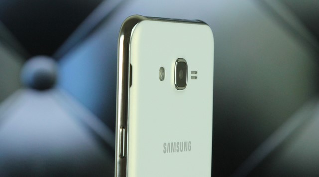 Camera chính phía sau có độ phân giải cũng lên tới 13MP Camera chính phía sau có độ phân giải cũng lên tới 13MP