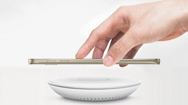 Ngoài ra, dock sạc không dây được nâng cấp để có thể sạc được nhanh hơn Ngoài ra, dock sạc không dây được nâng cấp để có thể sạc được nhanh hơn