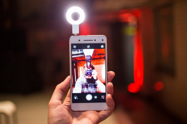 Nếu cần bạn có thêm phụ kiện đèn flash trước cắm ở jack audio Nếu cần bạn có thêm phụ kiện đèn flash trước cắm ở jack audio