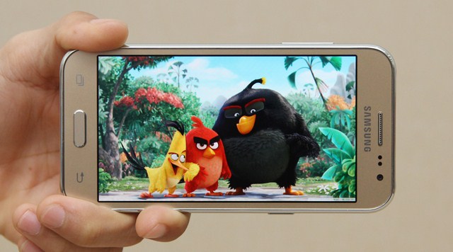 Công nghệ AMOLED cho khả năng hiển thị ảnh tốt hơn và tiêu thụ điện ít hơn Công nghệ AMOLED cho khả năng hiển thị ảnh tốt hơn và tiêu thụ điện ít hơn