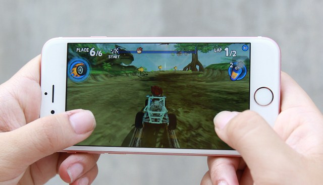 Màn hình lớn 5.5 inch thoải mái để làm việc và giải trí Màn hình lớn 5.5 inch thoải mái để làm việc và giải trí
