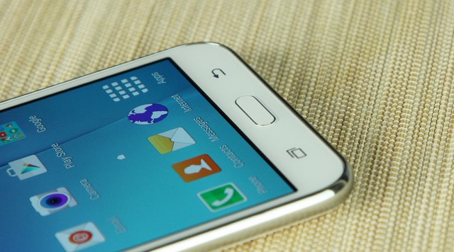 Ba nút điều hướng vẫn được Samsung bố trí ở ngoài màn hình Ba nút điều hướng vẫn được Samsung bố trí ở ngoài màn hình