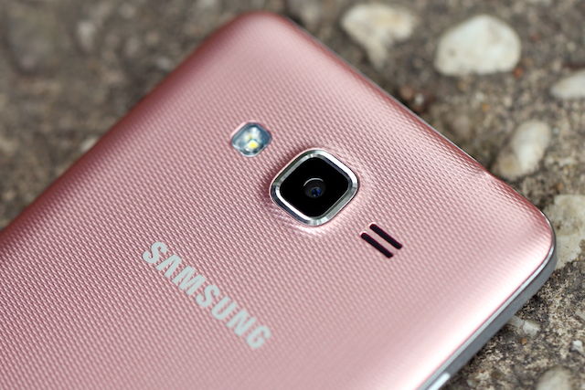 Samsung Galaxy J2 Prime - Mặt lưng có các họa tiết in chìm Samsung Galaxy J2 Prime - Mặt lưng có các họa tiết in chìm