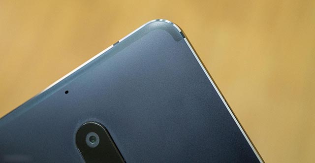 Phần camera chính hơi lồi nhẹ Phần camera chính hơi lồi nhẹ