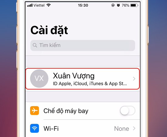 Bước 1: Đầu tiên bạn vào Cài đặt > Tài khoản Apple ID của bạn.