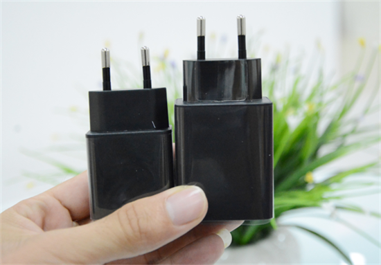 Cục sạc nhanh BoostMaster c&oacute; k&iacute;ch thước lớn hơn so với c&aacute;c d&ograve;ng sạc th&ocirc;ng thường.